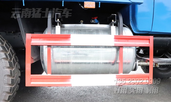 EQ2100自卸汽車,5噸尖頭自卸車,東風(fēng)藍(lán)自卸車,出口車專供,六驅(qū)自卸車,6*6公路運輸車