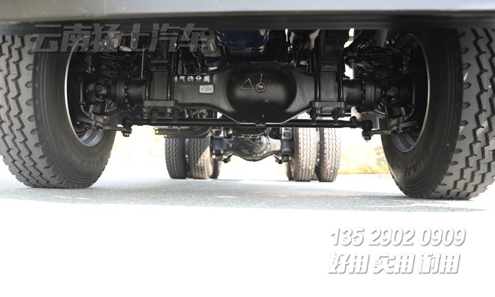 后八輪卡車底盤,六驅(qū)350馬力底盤,重型卡車底盤,專用車底盤改裝,濰柴發(fā)動機底盤,東風三橋車底盤