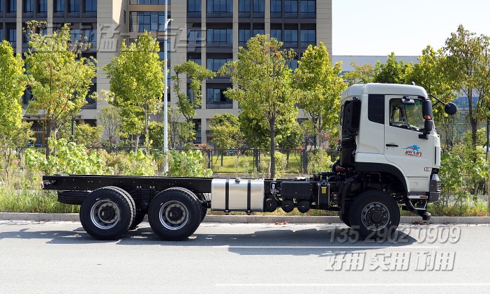 后八輪卡車底盤,六驅(qū)350馬力底盤,重型卡車底盤,專用車底盤改裝,濰柴發(fā)動機底盤,東風三橋車底盤