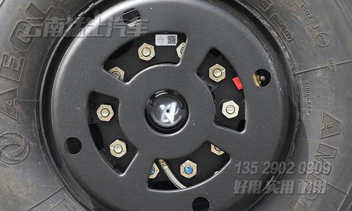 東風EQ2102NJ,六驅(qū)越野卡車底盤,越野專用車底盤,東風153高配,210馬力雙排卡車,輪胎充放氣,后置絞盤